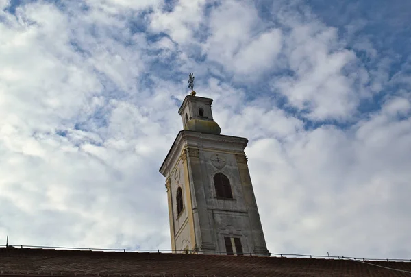 Widok na klasztor Big Remeta, Serbia, i chmury w tle — Zdjęcie stockowe