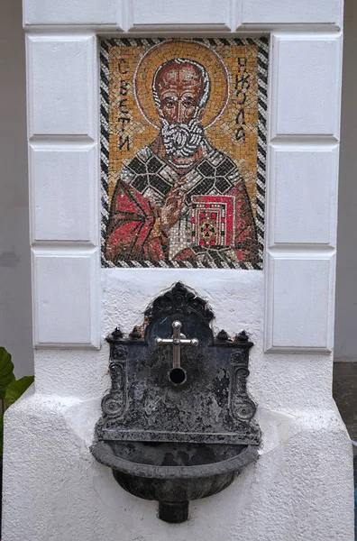 Pequeña fuente y mosaico religioso en el patio del monasterio, Serbia — Foto de Stock