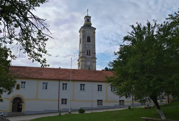 背景の修道院ビッグ・レメタ、セルビア、雲についての眺め — ストック写真