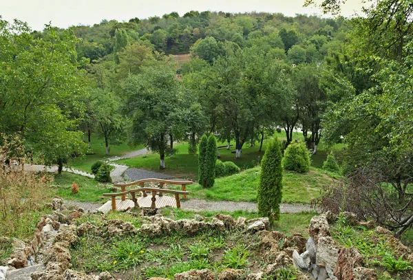 Uitzicht op het klooster grote Remeta tuin vanaf heuvel — Stockfoto