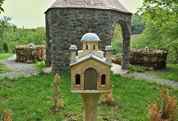 Model kilise, açık havada, taş kilisenin arkasında. — Stok fotoğraf