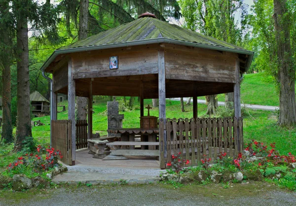 Parkta dinlenmek için masa ve banklar ile ahşap açık kulübe — Stok fotoğraf