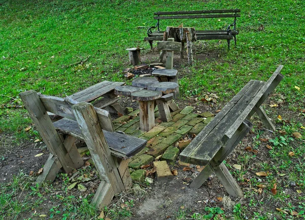 Mesa de madeira e bancos para relaxar no parque — Fotografia de Stock