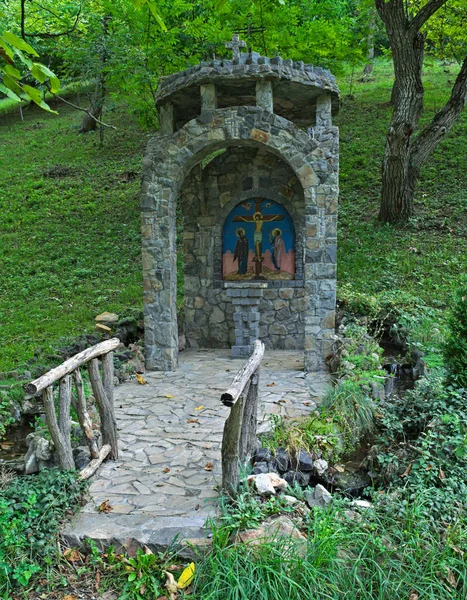 Parkta küçük dekore edilmiş taş hıristiyan anıtı — Stok fotoğraf