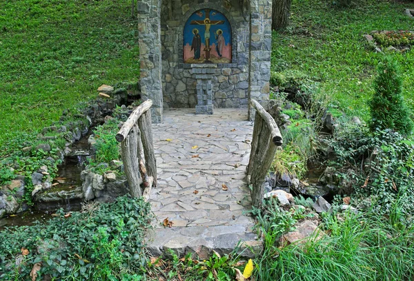 Kleines geschmücktes christliches Steindenkmal im Park — Stockfoto