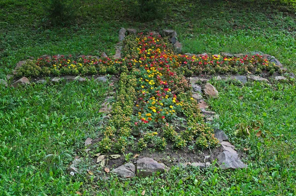 由花和岩石在埃蒂诺公园制成的十字架 — 图库照片