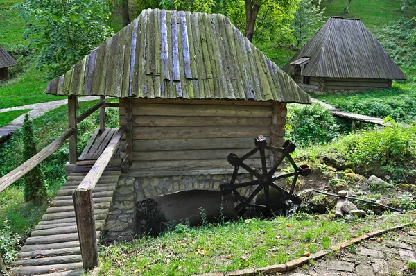 Molino de agua de madera de estilo antiguo en el parque etno — Foto de Stock