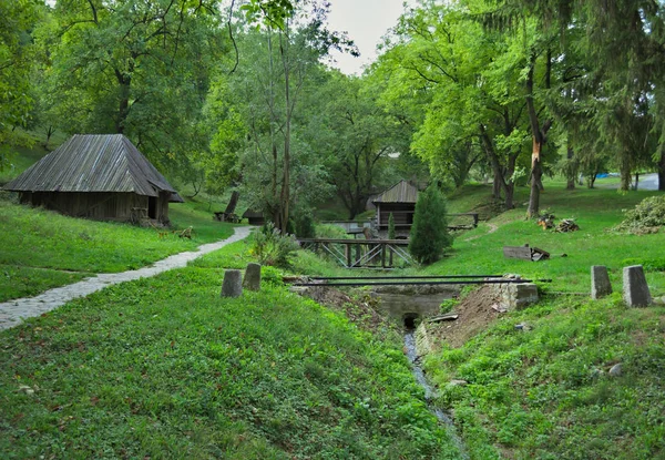 Etno Park Peyzaj, nehir ve eski tarz evler ile — Stok fotoğraf