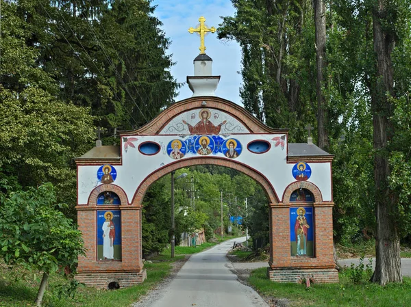 Belépő a Remeta kolostor komplexumba, Szerbia — Stock Fotó