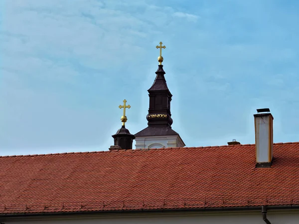 Pohled na střechu a kostelní věže v klášteře Krusedol, Srbsko — Stock fotografie