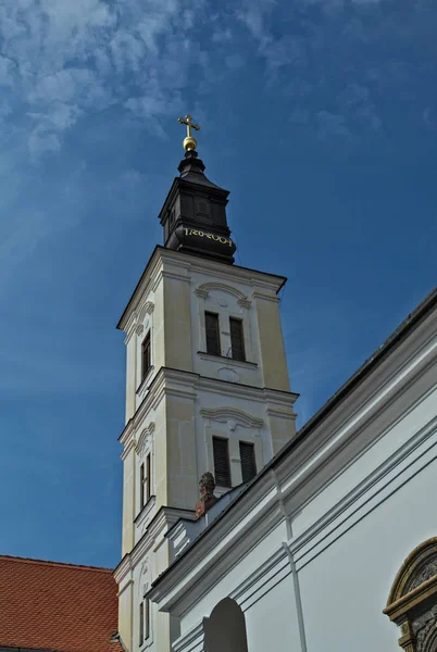 Torre da igreja principal no mosteiro Krusedol, Sérvia — Fotografia de Stock