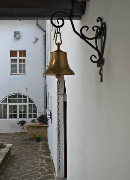 Bell pendurado na parede — Fotografia de Stock