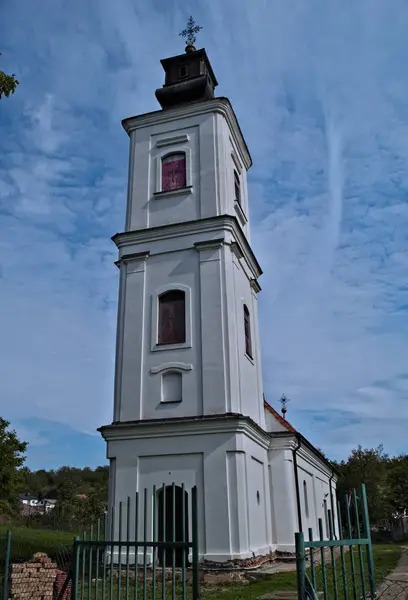 Igreja ortodoxa aldeia simples na Sérvia — Fotografia de Stock