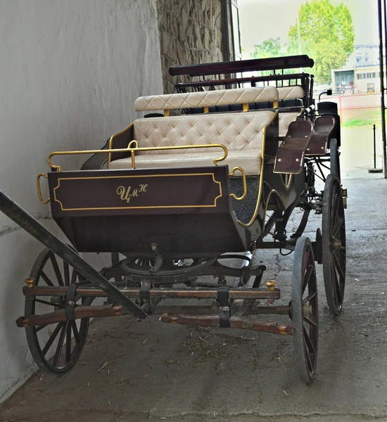 Vintage gammal stil Chariot i ladugården — Stockfoto