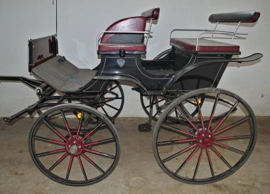 Ahırda Vintage eski tarz savaş arabası