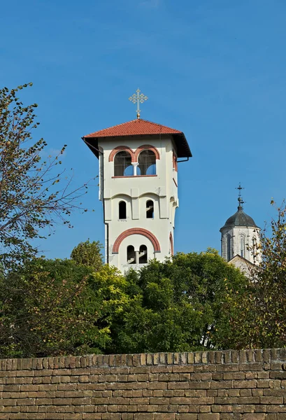 Clochers dans le monastère Kovilj, Serbie — Photo