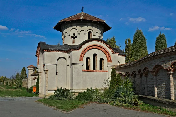 Bejárat a Kovilj-i kolostor komplexumba, Szerbia — Stock Fotó