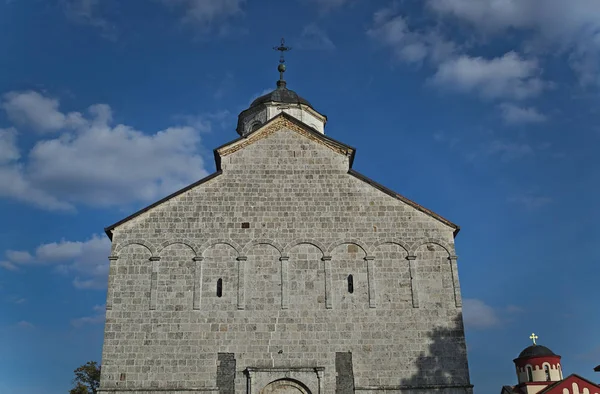 Sırbistan 'ın Kovilj manastırındaki ana taş kilise — Stok fotoğraf