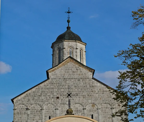 Igreja de pedra principal no mosteiro Kovilj, Sérvia — Fotografia de Stock