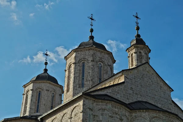 Tre torn på kyrkan i klostret Kovilj, Serbien — Stockfoto