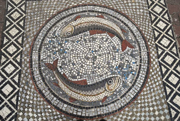 Náboženská křesťanská mozaika se dvěma rybami — Stock fotografie
