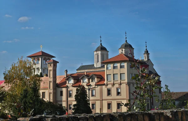 Widok na kompleks klasztorny Kovilj, Serbia — Zdjęcie stockowe