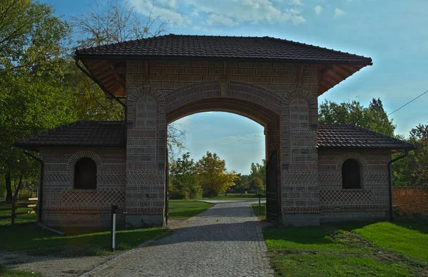 Οι πύλες εισόδου στο μοναστήρι Κοβίλι της Σερβίας — Φωτογραφία Αρχείου