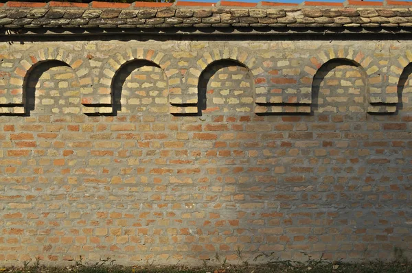Cerca de tijolo com textura padrão telhado — Fotografia de Stock