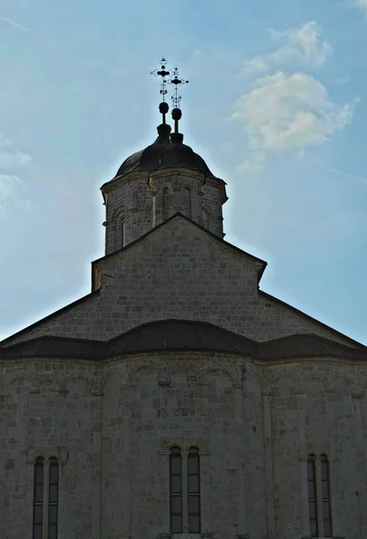 Eglise principale en pierre dans le monastère Kovilj, Serbie — Photo