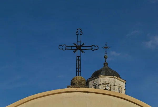 Cruzes em igreja em mosteiro Kovilj, Sérvia — Fotografia de Stock