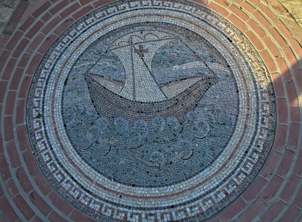 Mosaico de barco y ver en el suelo — Foto de Stock