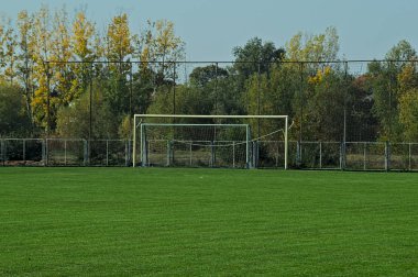 Boş futbol sahasında sakin bir sahne görünümü