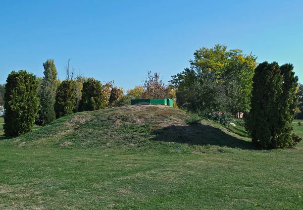 Piccolo campo in parco in autunno — Foto Stock