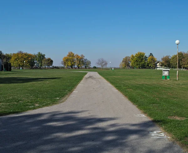 Sendero de asfalto en el hipódromo en un día soleado de otoño —  Fotos de Stock