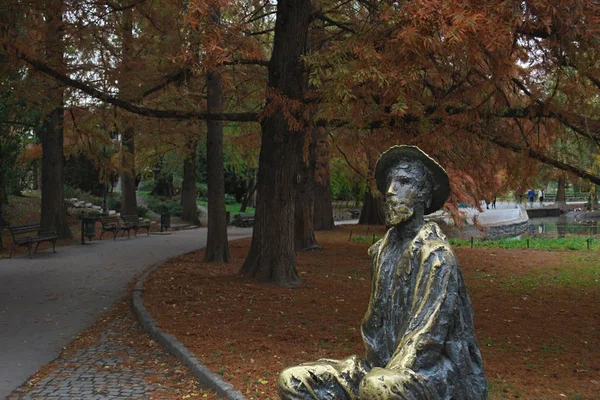 Denkmal von jovan jovanovic zmaj im donaupark, novi sad, serbia — Stockfoto