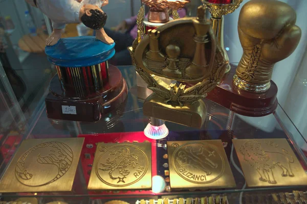 Medallas y premios en exhibición durante la exposición de joyería — Foto de Stock