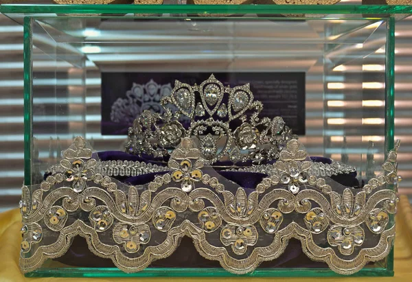 Tiara de lujo en caja de vidrio en exhibición —  Fotos de Stock