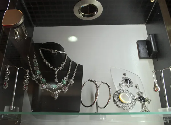 Varias joyas elegantes de las mujeres en caja de vidrio — Foto de Stock