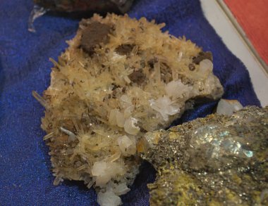 Kesilmemiş ham kristal gururla poz, yakın