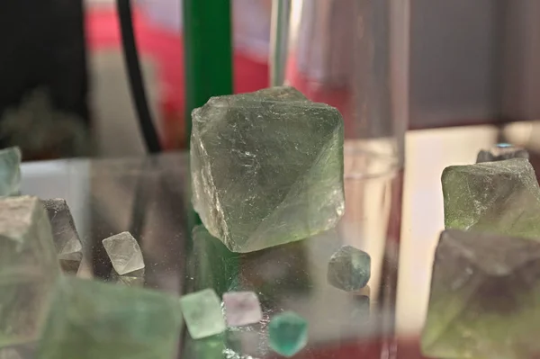 Cristale naturale de octaedru verde fluorit pe masa de sticlă — Fotografie, imagine de stoc