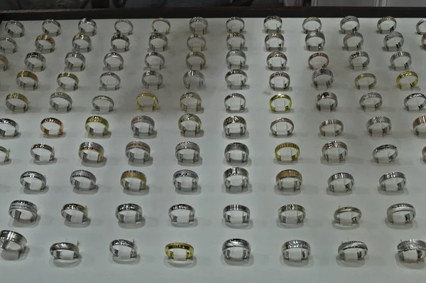 Gold and silver rings in showcase for sale — Stock Photo, Image