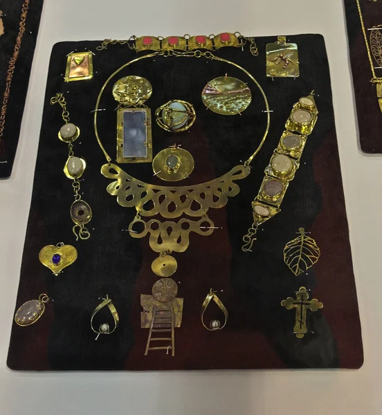 Réplicas de joyas antiguas exhibidas en la exposición — Foto de Stock