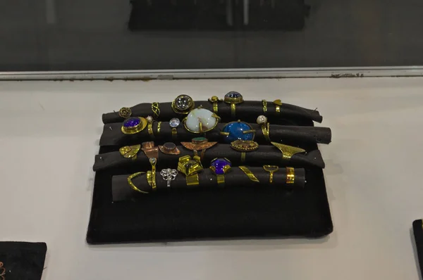 Kopior av antika smycken som visas på utställningen Expo — Stockfoto