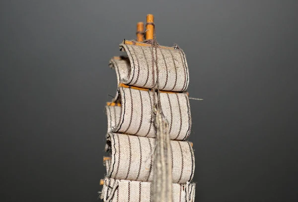 Segel auf Miniatur-Segelschiff, hautnah... — Stockfoto
