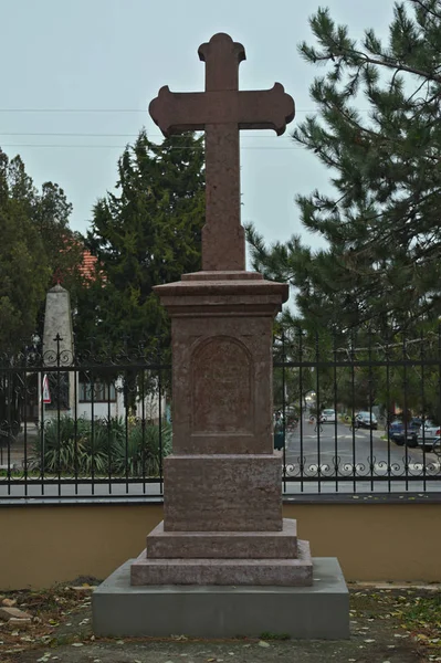 Cross monument in church yard in Kac, Serbia — Stock Photo, Image