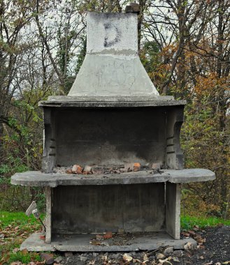 Eski çürümüş ve hasarlı boş barbekü yeri