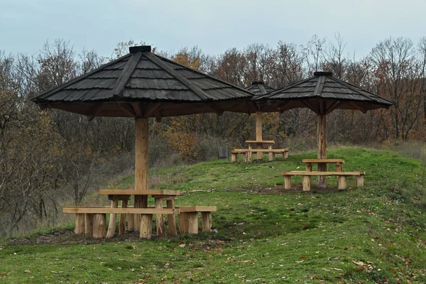 Sırbistan 'ın Fruska Gora dağının tepesinde bankları, masası ve güneşliği olan piknik alanı — Stok fotoğraf