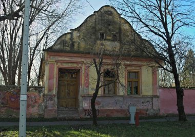 Önden çürüme halinde eski terk edilmiş rustik ev