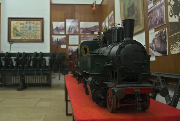 Modelo de locomotiva a vapor em exposição no museu ferroviário de Belgrado, Sérvia — Fotografia de Stock