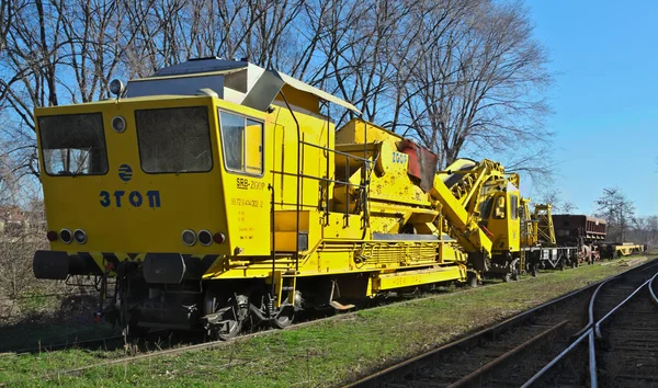 Tren amarillo sentado en las vías en la estación de tren — Foto de Stock